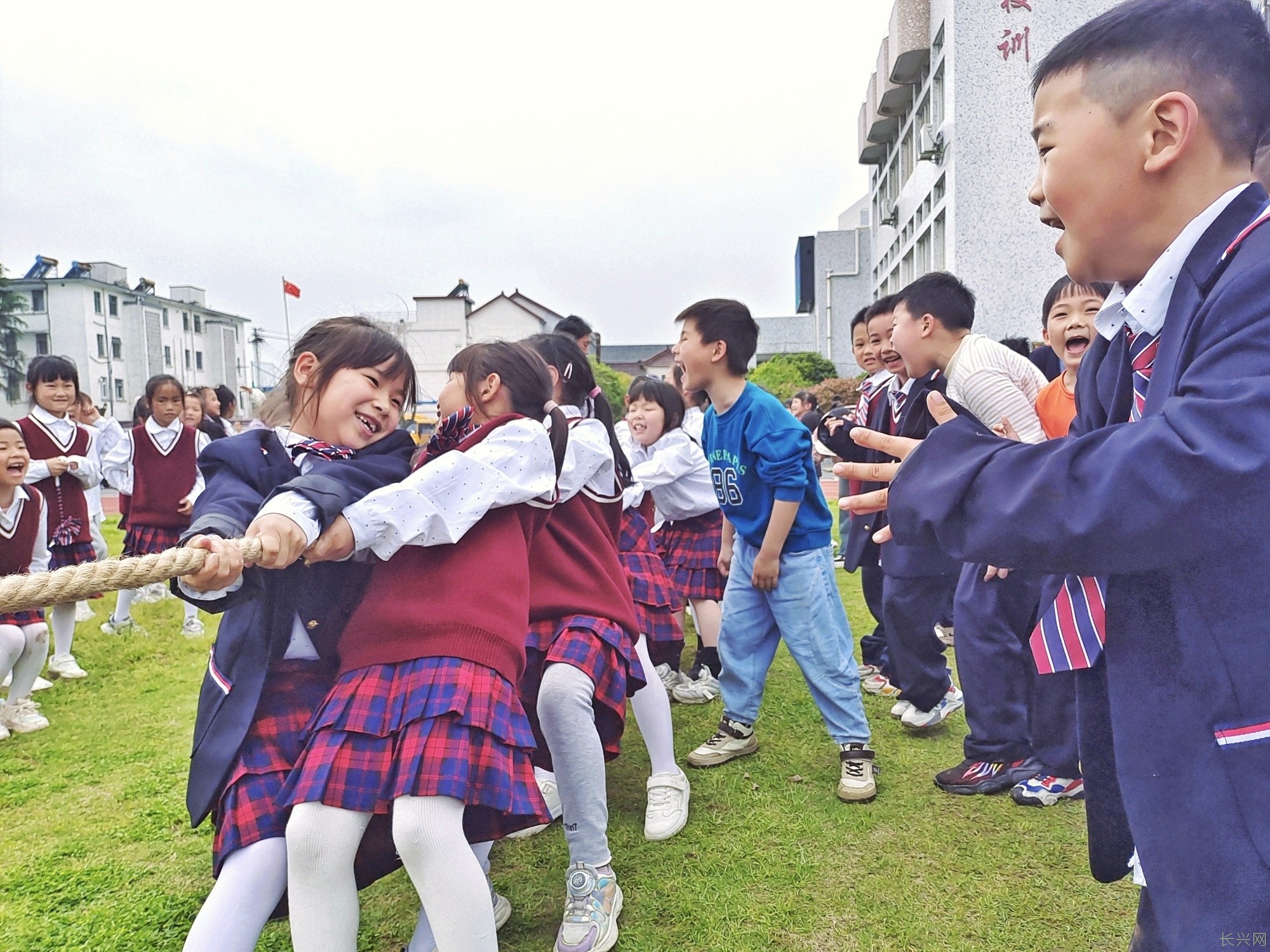 《四月里，童趣盎然》