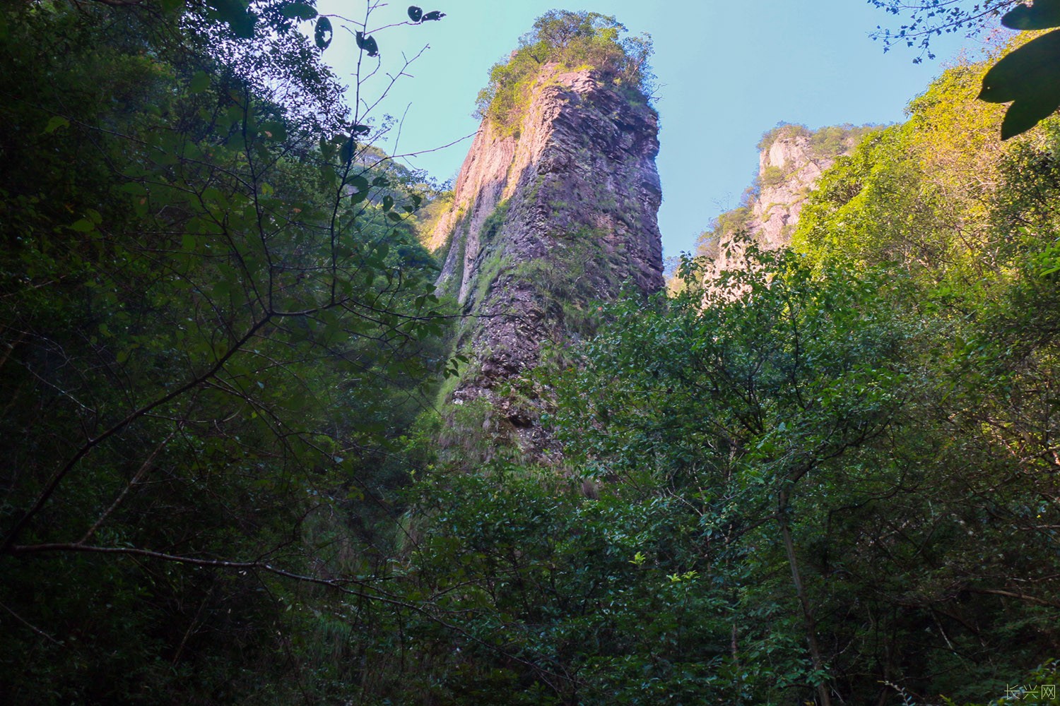 12四老峰，俗称石墙，山峦巨壁x.jpg